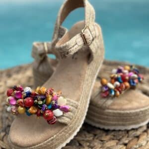 Sandales compensées et perles multicolores
