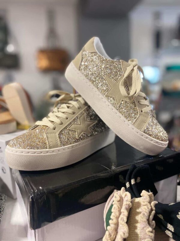 Basket à paillettes dorées