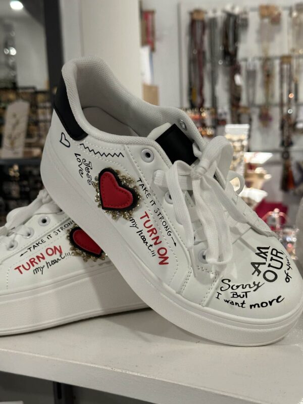 Baskets blanches coeur rouge