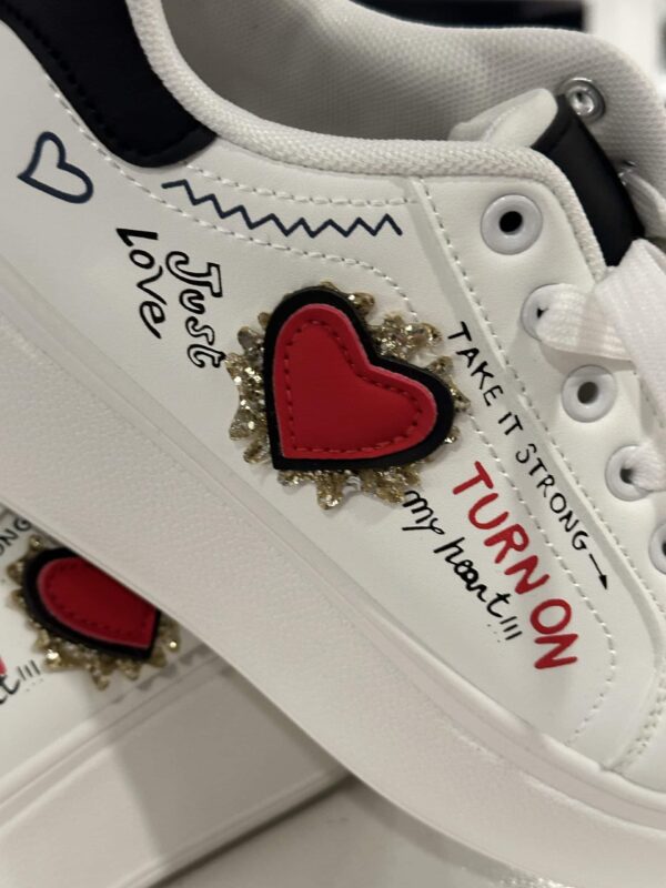 Baskets blanches coeur rouge – Image 2
