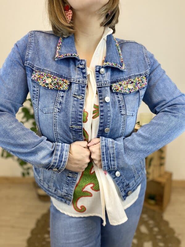 Veste jean avec perles multicolores