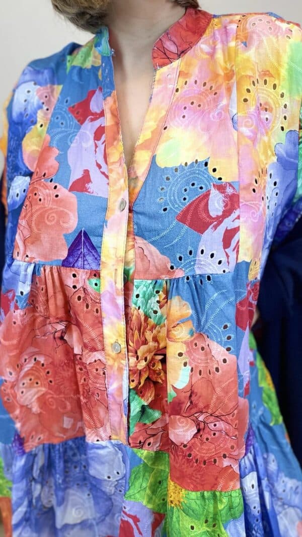 Robe large en broderie anglaise fleurie (différents coloris) – Image 7