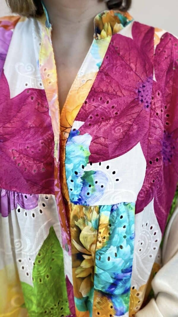 Robe large en broderie anglaise fleurie (différents coloris) – Image 3