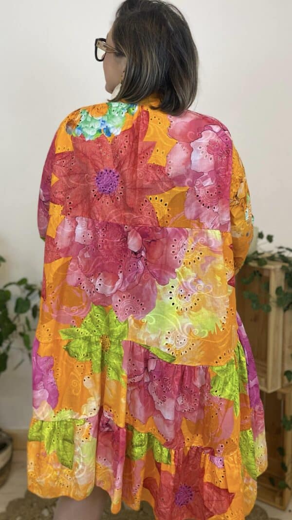 Robe large en broderie anglaise fleurie (différents coloris) – Image 6