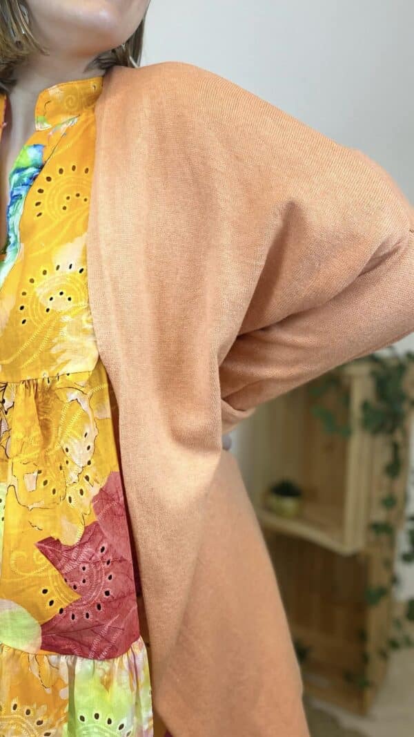Gilet mi-long maille douce (différents coloris) – Image 5