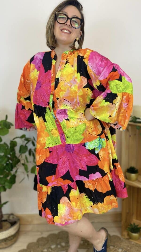 Robe large en broderie anglaise fleurie (différents coloris) – Image 5