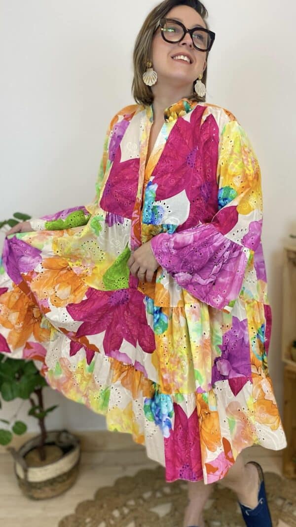 Robe large en broderie anglaise fleurie (différents coloris) – Image 4