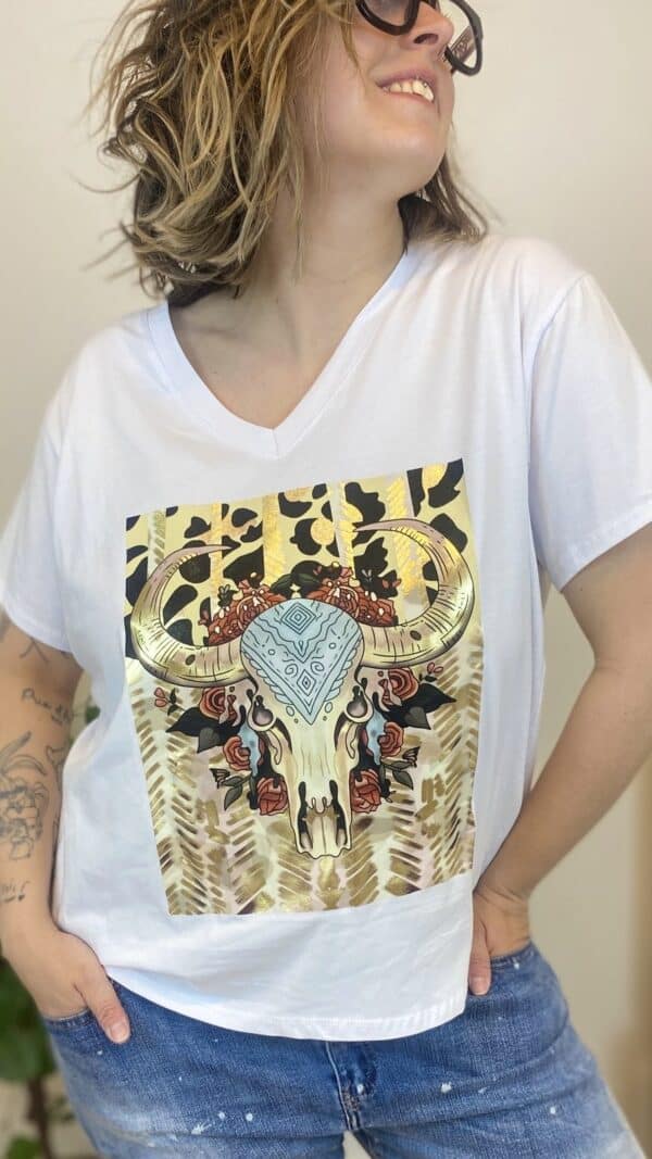 Tee-shirt blanc col V (différents imprimés) – Image 3