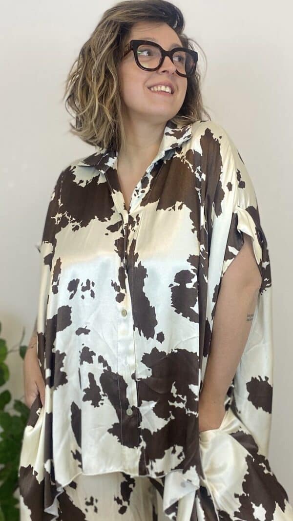 Tunique oversize satinée vache – Image 2