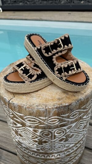 Sandales noires  détail broderie beige