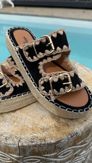 Sandales noires  détail broderie beige