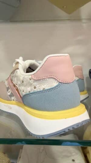 Basket à lacets fleurit multicolore