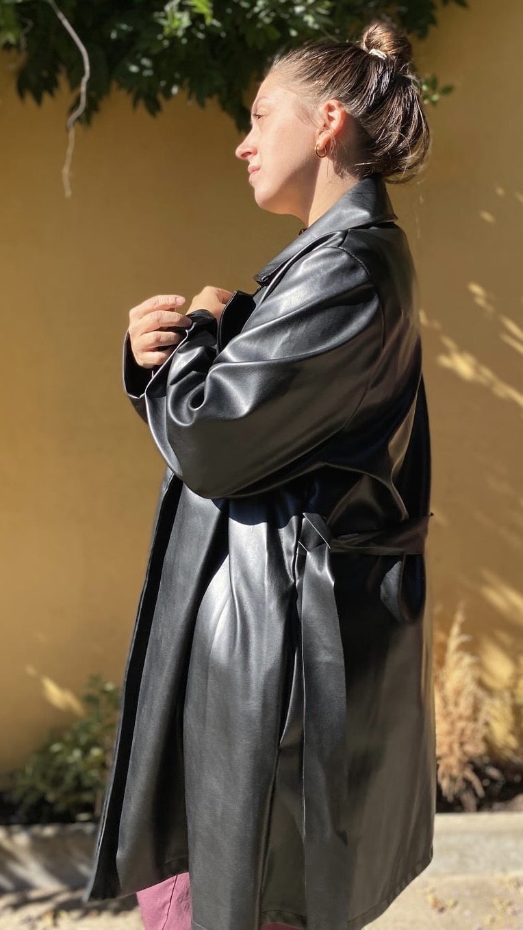 Trench vinyl chocolat ou bordeaux – Image 4
